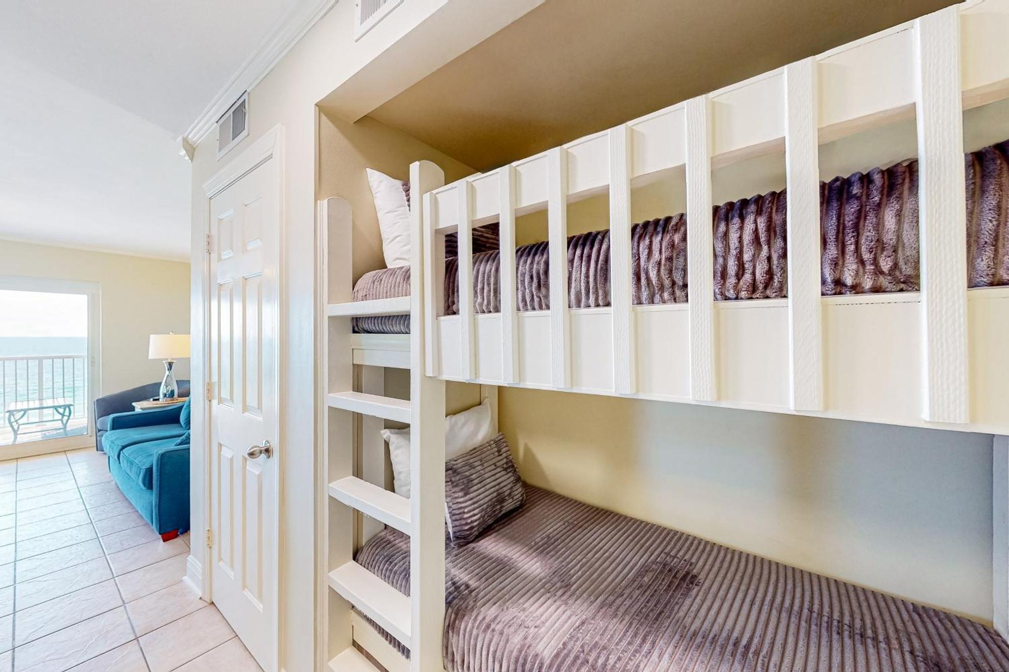 Tradewinds 501 Apartment *